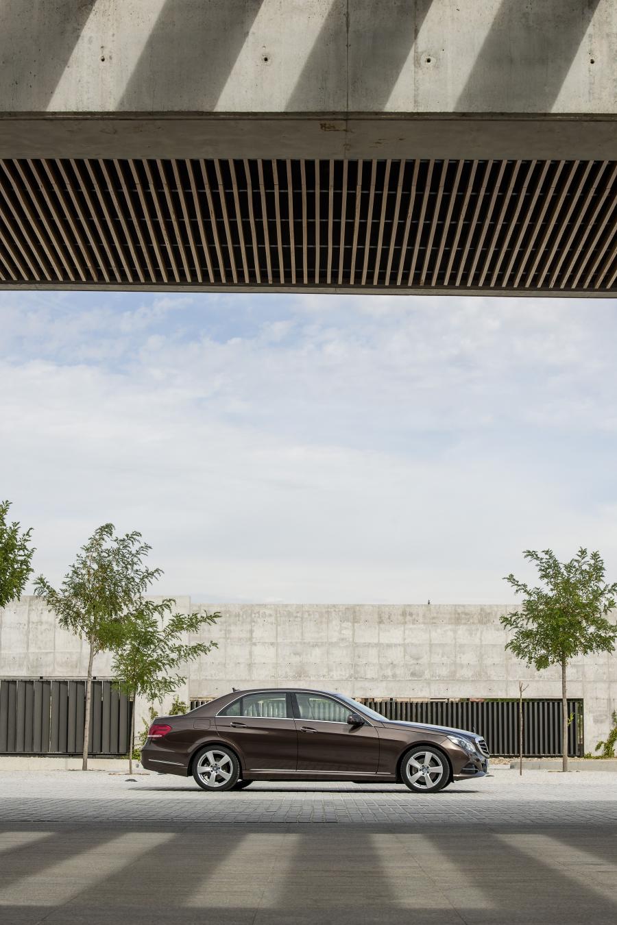  Mercedes-Benz E300 BlueTEC Hybrid 2013 года  (фото 25 из 30)